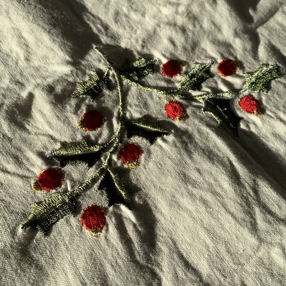NWT Embroidered Holly Cotton Tablecloth - Picture 5 of 9